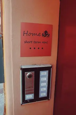 Certificato, attestato, insegna o altro documento esposto da 2D - Home 32 Apartments