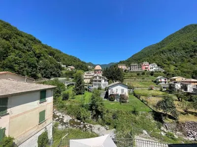Vista generica sulle montagne o vista sulle montagne dall'interno dell'appartamento
