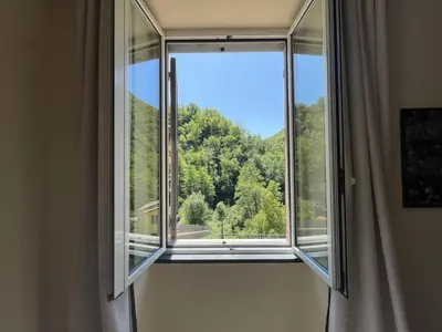 Vista generica sulle montagne o vista sulle montagne dall'interno dell'appartamento