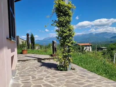 Vista generica sulle montagne o vista sulle montagne dall'interno dell'appartamento