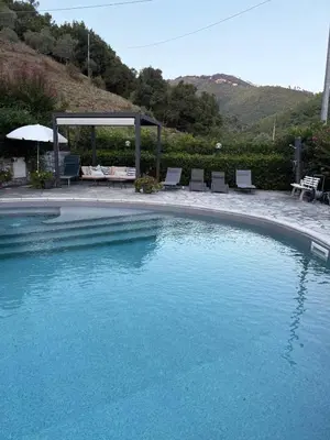 Vista generica sulle montagne o vista sulle montagne dall'interno del bed & breakfast