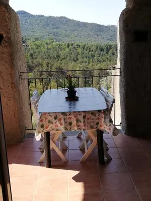 Vista generica sulle montagne o vista sulle montagne dall'interno dell'appartamento