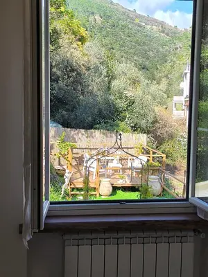 Vista generica sulle montagne o vista sulle montagne dall'interno dell'appartamento