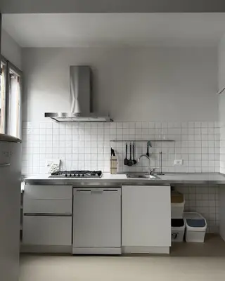 Cucina o angolo cottura di appartamento con balcone a due passi dal centro