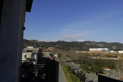 Vista generica sulle montagne o vista sulle montagne dall'interno dell'appartamento