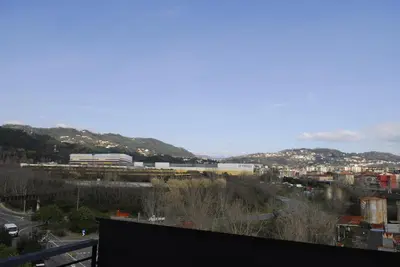 Vista generica sulle montagne o vista sulle montagne dall'interno dell'appartamento