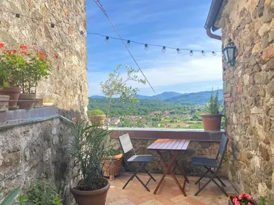 Vista generica sulle montagne o vista sulle montagne dall'interno della casa vacanze