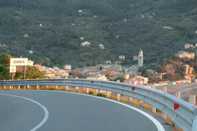 Vista generica sulle montagne o vista sulle montagne dall'interno dell'appartamento