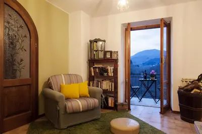 Vista generica sulle montagne o vista sulle montagne dall'interno del bed & breakfast