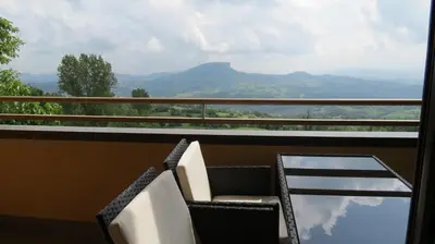 Vista generica sulle montagne o vista sulle montagne dall'interno dell'aparthotel