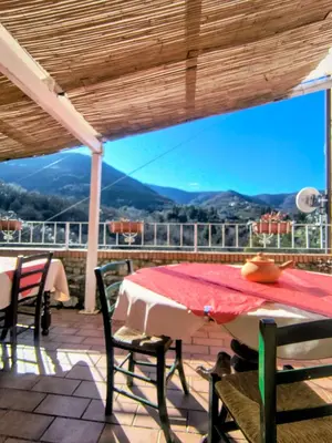 Vista generica sulle montagne o vista sulle montagne dall'interno dell'agriturismo