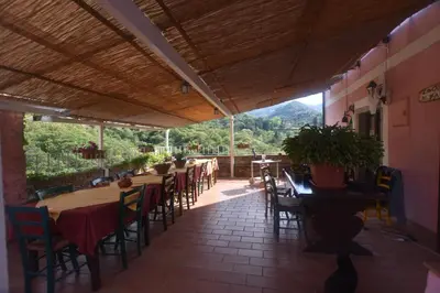 Vista generica sulle montagne o vista sulle montagne dall'interno dell'agriturismo