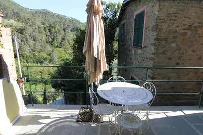 Vista generica sulle montagne o vista sulle montagne dall'interno della casa vacanze