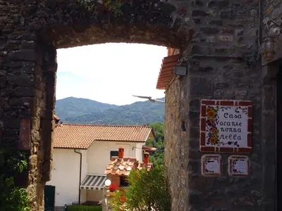 Vista generica sulle montagne o vista sulle montagne dall'interno dell'appartamento