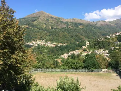 Vista generica sulle montagne o vista sulle montagne dall'interno dell'agriturismo