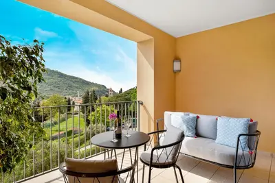 Vista generica sulle montagne o vista sulle montagne dall'interno dell'hotel