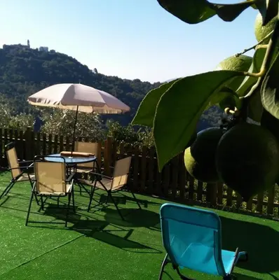 Vista generica sulle montagne o vista sulle montagne dall'interno dell'agriturismo