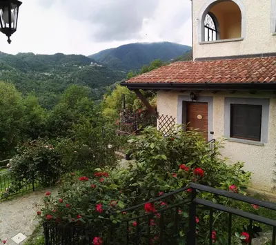 Vista generica sulle montagne o vista sulle montagne dall'interno della casa vacanze