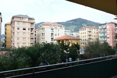 Vista generica sulle montagne o vista sulle montagne dall'interno dell'appartamento