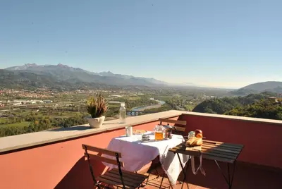 Vista generica sulle montagne o vista sulle montagne dall'interno dell'appartamento