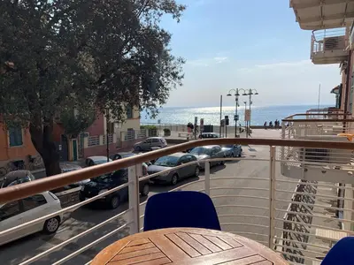 Vista generica sul mare o vista sul mare dall'interno dell'appartamento