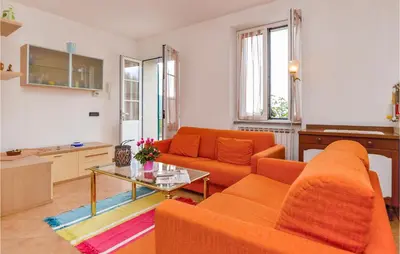 Area soggiorno di Cozy Apartment In Localitabracco Ge