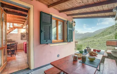 Vista generica sulle montagne o vista sulle montagne dall'interno della casa vacanze