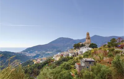 Vista generica sulle montagne o vista sulle montagne dall'interno della casa vacanze