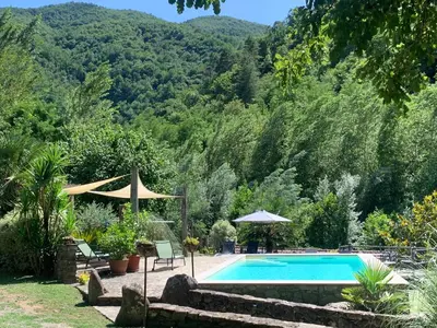 Vista generica sulle montagne o vista sulle montagne dall'interno della casa vacanze