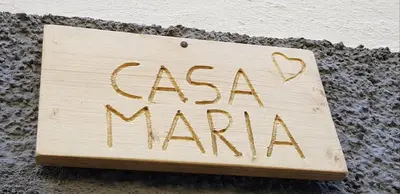 Certificato, attestato, insegna o altro documento esposto da Casa Maria