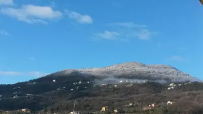 Vista generica sulle montagne o vista sulle montagne dall'interno dell'appartamento