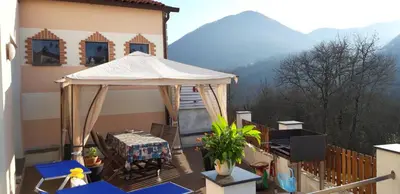 Vista generica sulle montagne o vista sulle montagne dall'interno della villa