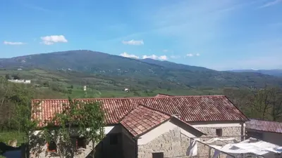 Vista generica sulle montagne o vista sulle montagne dall'interno del bed & breakfast