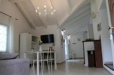 TV o dispositivi per l'intrattenimento presso Fior d'olivo - Villa con piscina privata a pochi minuti dal centro di Sestri Levante, mare e spiaggie