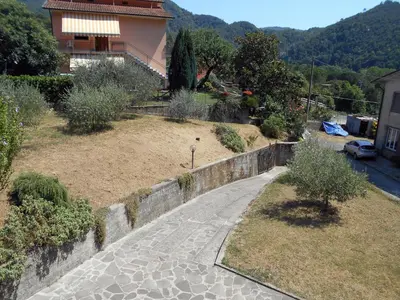Vista generica sulle montagne o vista sulle montagne dall'interno dell'appartamento