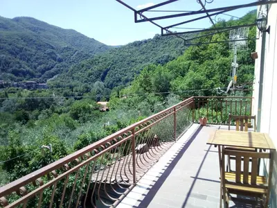 Vista generica sulle montagne o vista sulle montagne dall'interno of country house