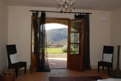 Vista generica sulle montagne o vista sulle montagne dall'interno of country house