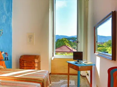 Vista generica sulle montagne o vista sulle montagne dall'interno dell'hotel