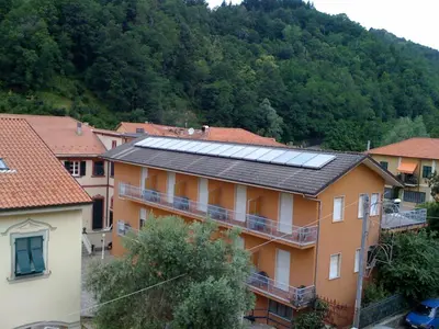 Vista generica sulle montagne o vista sulle montagne dall'interno dell'hotel