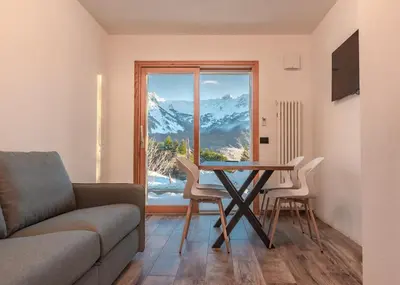 Vista generica sulle montagne o vista sulle montagne dall'interno del bed & breakfast