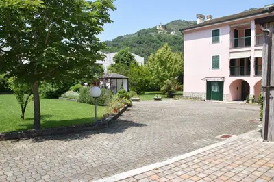 Vista generica sulle montagne o vista sulle montagne dall'interno dell'appartamento
