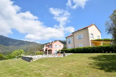 Vista generica sulle montagne o vista sulle montagne dall'interno della casa vacanze