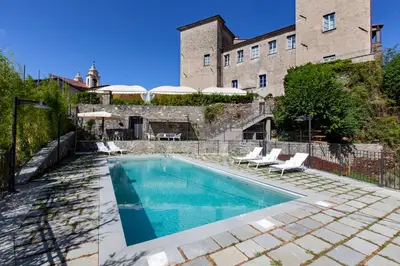 Piscina di Castello di Pontebosio Luxury Resort o nelle vicinanze