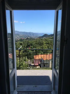 Vista generica sulle montagne o vista sulle montagne dall'interno della casa vacanze