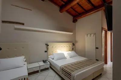 Letto o letti in una camera di Abbazia Bed & Breakfast, MantegnaHotels