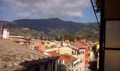 Vista generica sulle montagne o vista sulle montagne dall'interno dell'appartamento