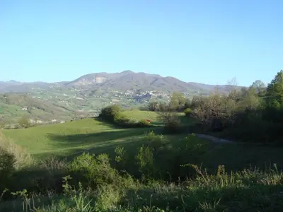 Vista generica sulle montagne o vista sulle montagne dall'interno del bed & breakfast