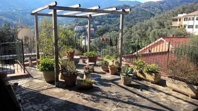 Vista generica sulle montagne o vista sulle montagne dall'interno dell'appartamento