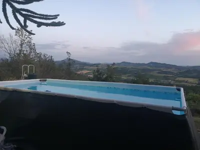 Vista generica sulle montagne o vista sulle montagne dall'interno dell'agriturismo