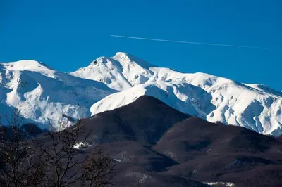 Vista generica sulle montagne o vista sulle montagne dall'interno del bed & breakfast